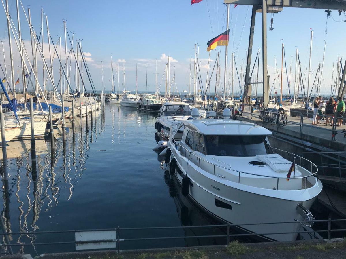Ferienwohnung Am Zeppelin Hangar Friedrichshafen Exteriör bild