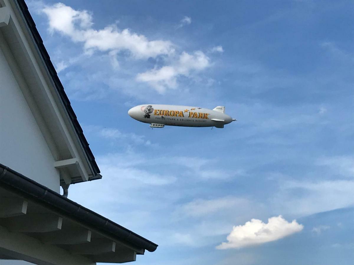 Ferienwohnung Am Zeppelin Hangar Friedrichshafen Exteriör bild